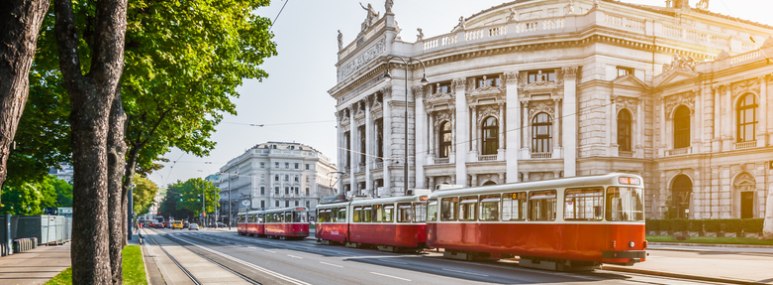 Wien Stra&szlig;enbahn vor Oper, &copy; Getty Images JR Photography