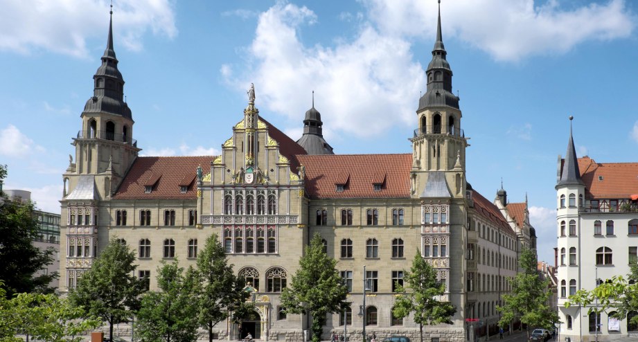 Das Landgericht in Halle von außen bei schönem Wetter - BAHNHIT.DE, © getty, Foto: Michael Nitzschke