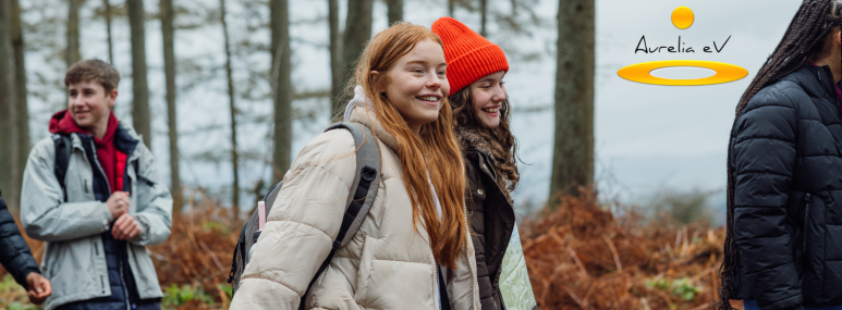 Sch&uuml;ler:innen auf Klassenfahrt und Aurelia e.V. Logo, &copy; GettyImages SolStock