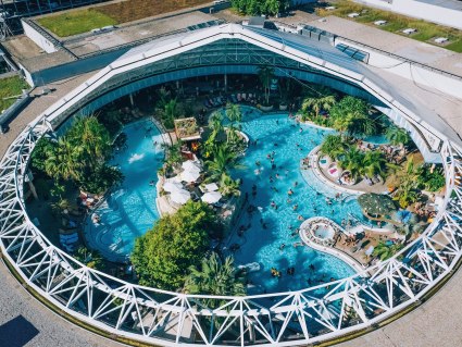 TE_Therme_Luftaufnahme Kuppel-neu.jpg, &copy; Therme Erding