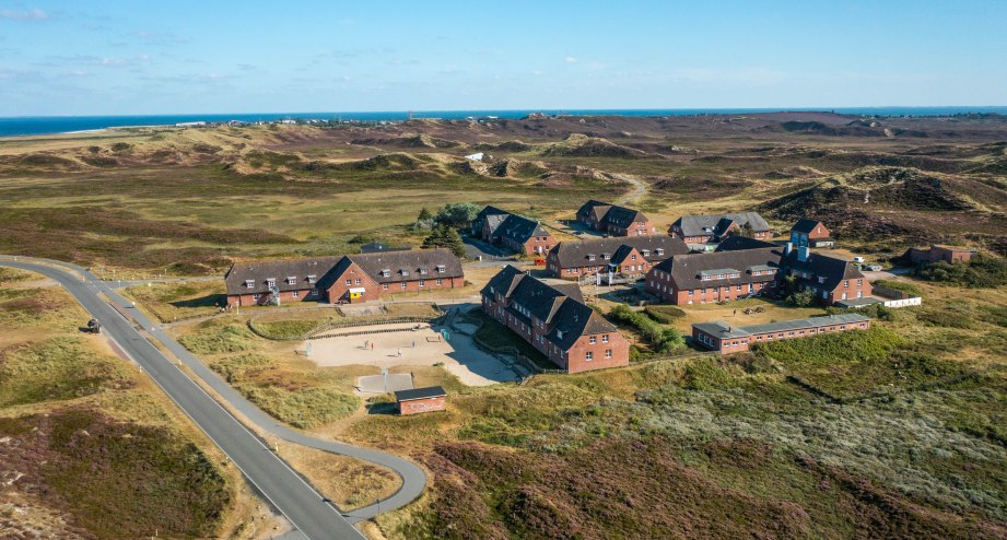 List_Nordsee_Duenen_Jugendherberge_Aussengelaende_Luftaufnahme_LBC (3).jpg, &copy; DJH-Landesverband Nordmark e.V.
