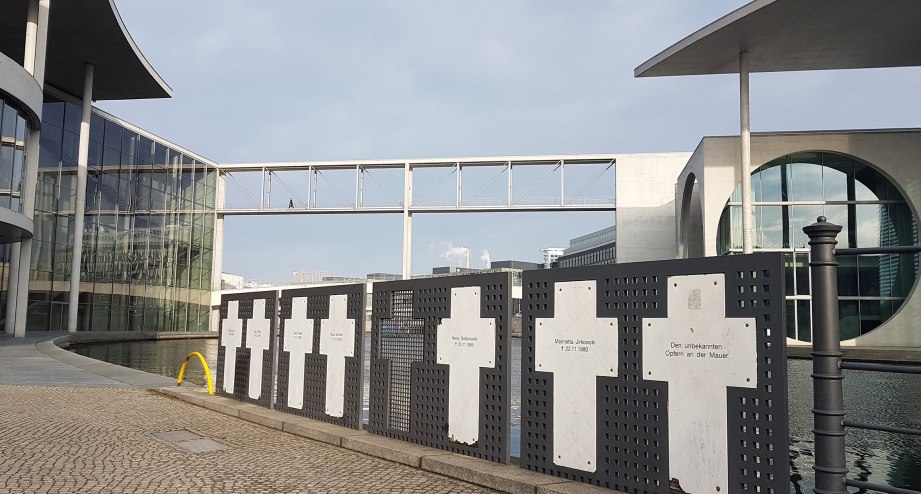 Kreuze Reichstagsufer, &copy; BerlinKompakt