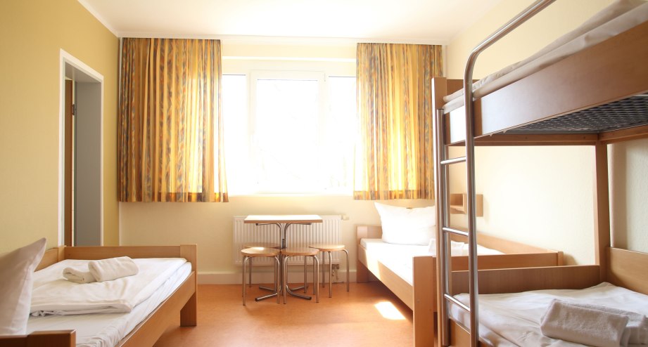 DJH-Sellin_Mehrbettzimmer.JPG, &copy; djh-mv