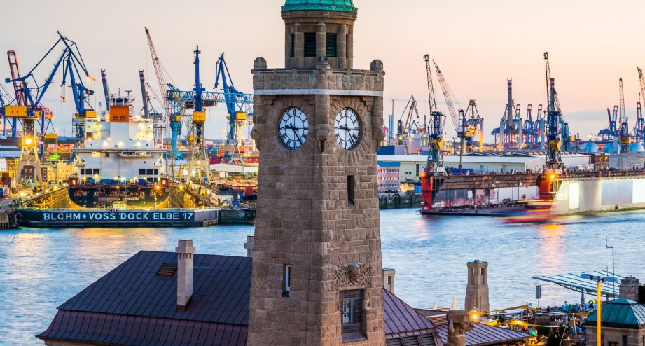 Landungsbr&uuml;cken im Sonnenuntergang in Hamburg - BAHNHIT.DE, &copy; getty, Foto: jotily