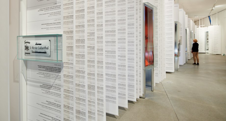 Blick in den Epochenraum „Katastrophe, © Jüdisches Museum Berlin, Foto: Yves Sucksdorff