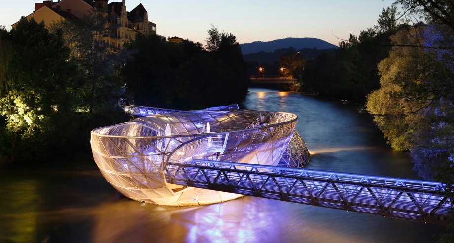 Murinsel in Graz - BAHNHIT.DE, © getty, Foto: Westend61 / Martin Siepmann