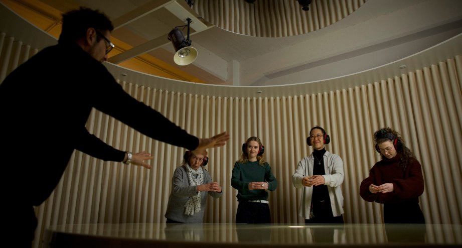 DIS Gruppe mit Guide am Bewegungen nachmachen.jpg, © Dialogue Impact gGmbH