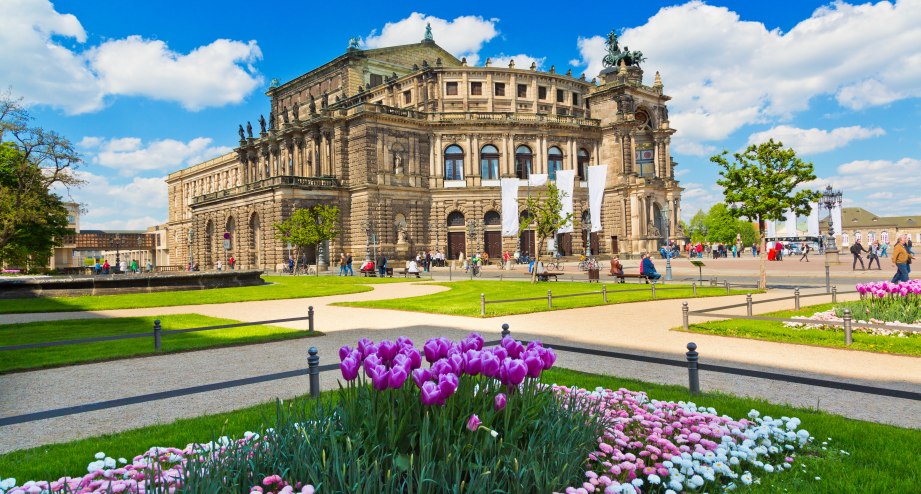 Semper Oper im Frühling, © getty images aletheia97