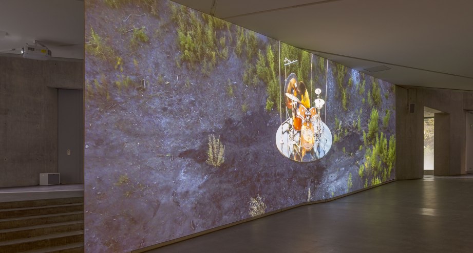 Blick in die Rafael Roth Galerie mit der Installation „DRUMMERRSSS“ von Gilad Ratman, 2020, © Jüdisches Museum Berlin, gefördert durch die U.S. Friends of the Jewish Museum Berlin, Foto: Roman März