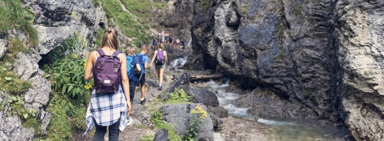 Schüler bei einer Wanderung in den bayerischen Alpen, © GettyImages Imgorthand Schüler bei einer Wanderung in den bayerischen Alpen, © GettyImages Imgorthand