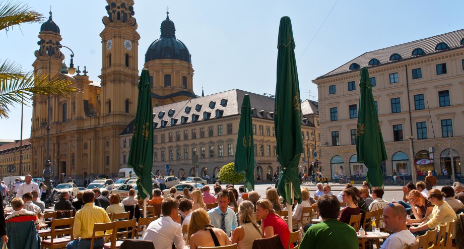 Cafe auf dem Odeonsplatz - BAHNHIT.DE, &copy; M&uuml;nchen Tourismus