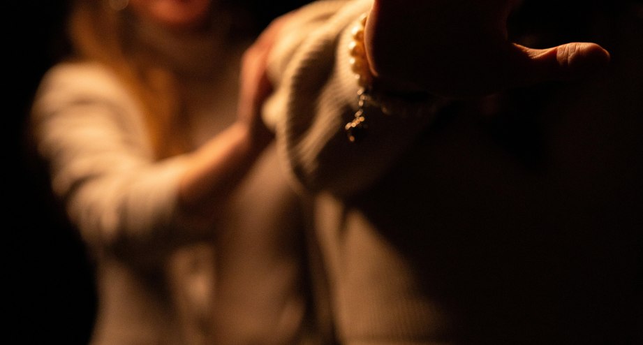 DID Hand der Besucherin greift in Richtung der Kamera klein.jpg, &copy; Dialogue Impact gGmbH