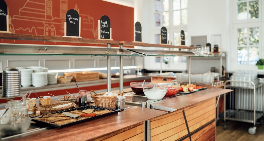DJH-Wismar_speisesaal-buffet.jpg, © djh-mv