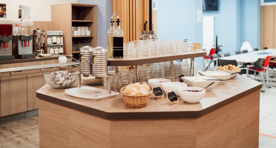 DanPetermann_DJH-Heringsdorf_buffet.jpg, &copy; djh-mv