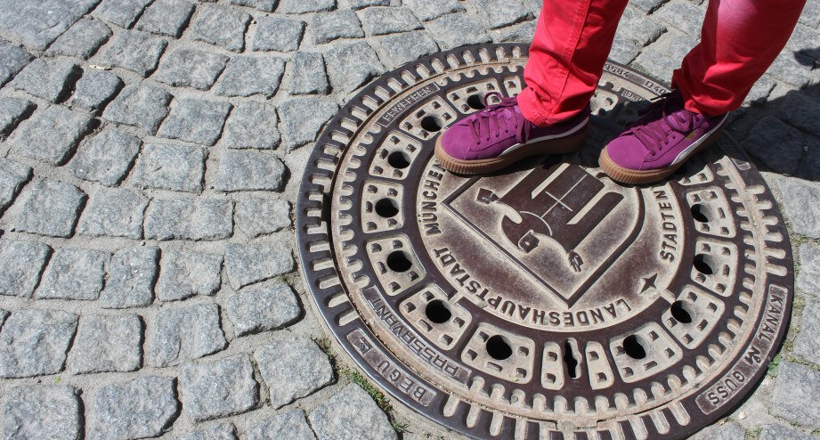 Füße_Kanaldeckel_Münchner Kindl_KH-1.JPG, © Stattreisen München e.V.